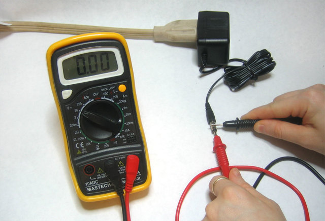 Как проверить напряжение зарядного устройства мультиметром