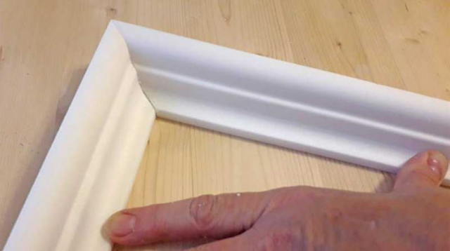 Как использовать стусло для потолочных плинтусов