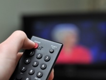 Как снять телевизор с настенного кронштейна
