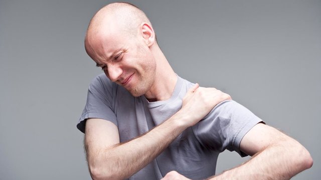 Как бороться с болью в плечах?
