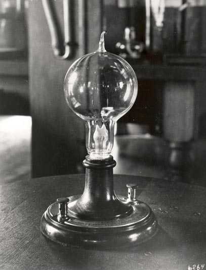 В каком году изобрели лампочку накаливания