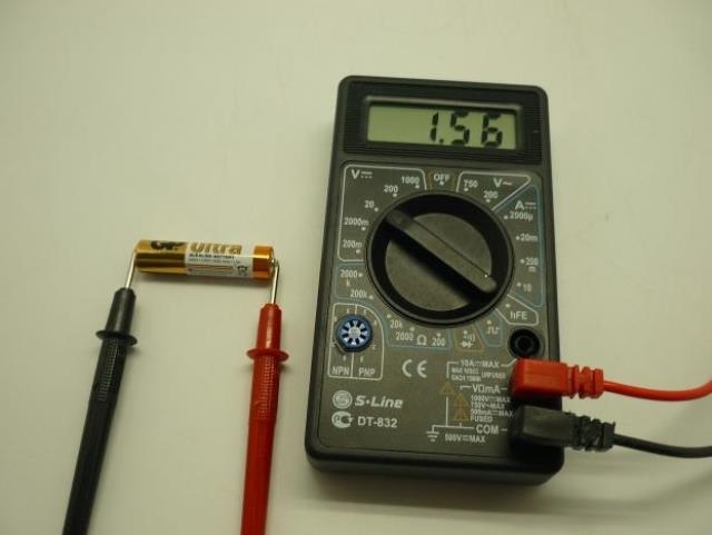 Как измерить напряжение батарейки мультиметром