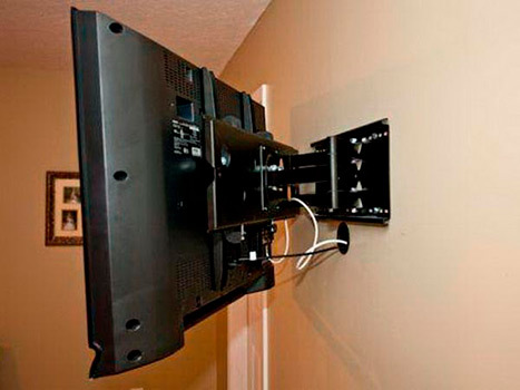 Как повесить телевизор на кронштейн на стену