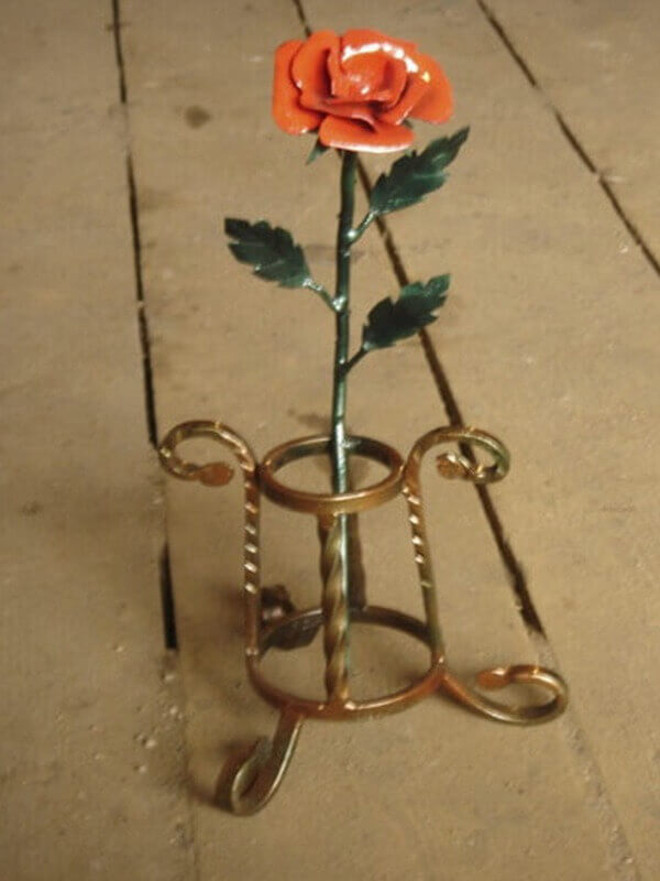 Кованная ваза для цветов на кладбище фото