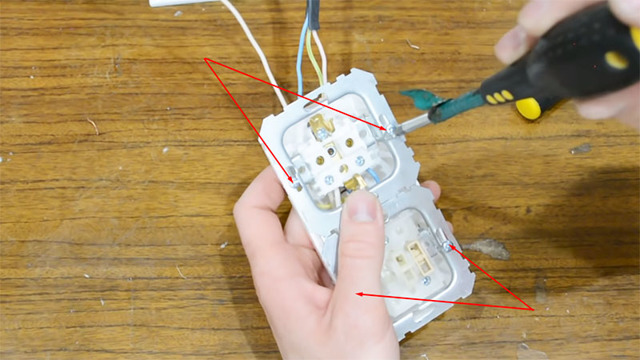 Как подключить двойной выключатель с розеткой видео