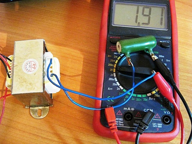 Как измерить силу тока аккумулятора мультиметром