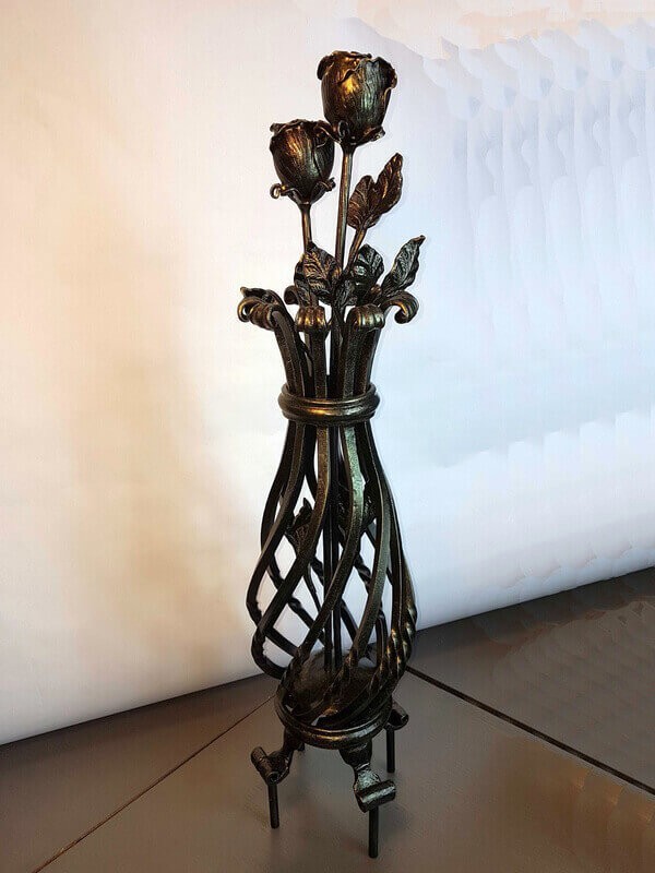Кованная ваза для цветов на кладбище фото