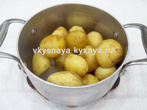 Сварить и обжарить картошку