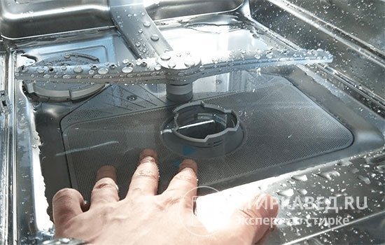 Посудомойка бош не сливает воду что делать