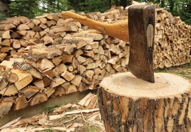 Колка дров перфоратором с лопаткой