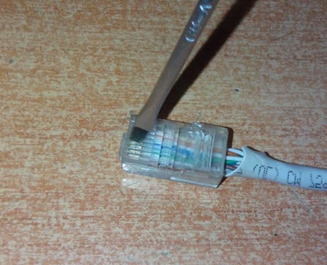 Соединение коннектора с кабелем интернета
