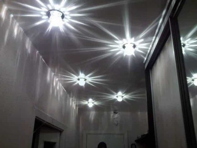 Расположение точечных светильников в гостиной