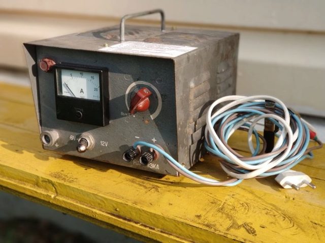 Зарядное устройство старого образца для автомобильного аккумулятора