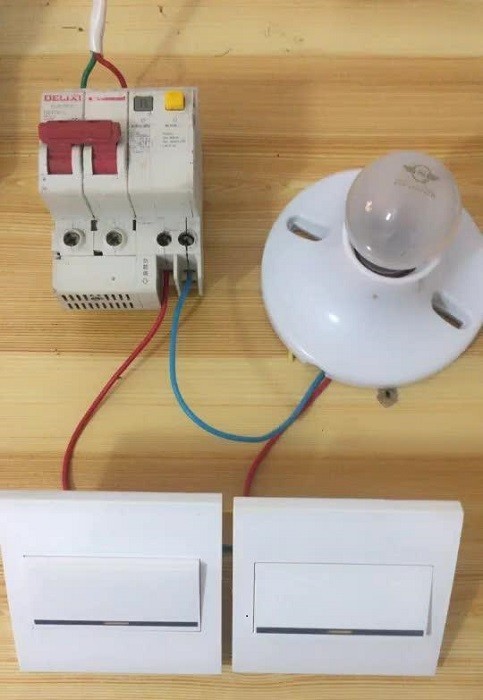 Как сделать двойной выключатель на одну лампочку