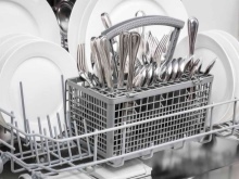 Как отключить посудомоечную машину во время мойки