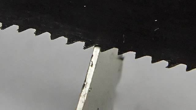Направление зубьев на ножовке по металлу