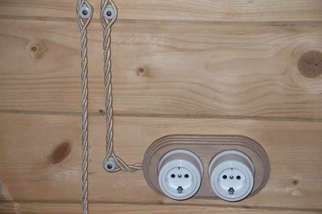 Проводка на роликах в деревянном доме