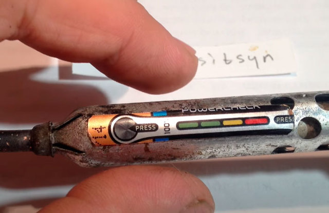 Как измерить напряжение батарейки мультиметром