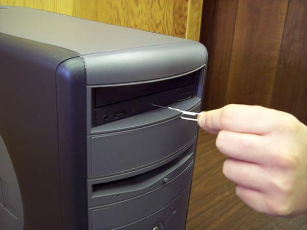 Как открыть дисковод без кнопки на компьютере