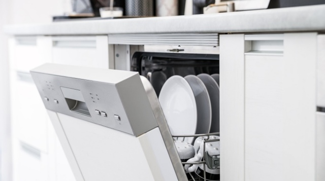 Как отключить посудомоечную машину во время мойки