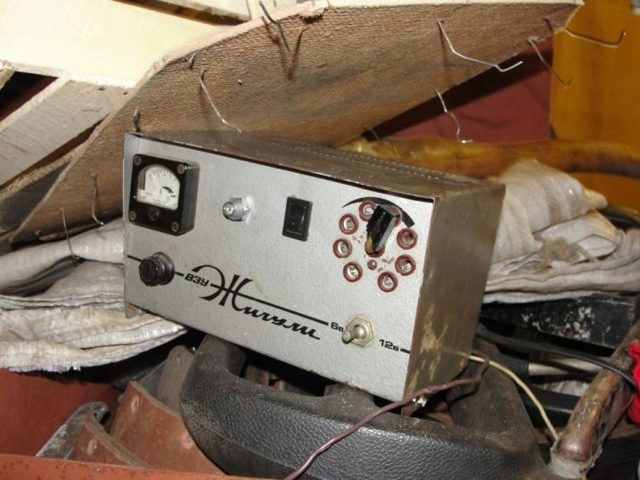 Зарядное устройство старого образца для автомобильного аккумулятора