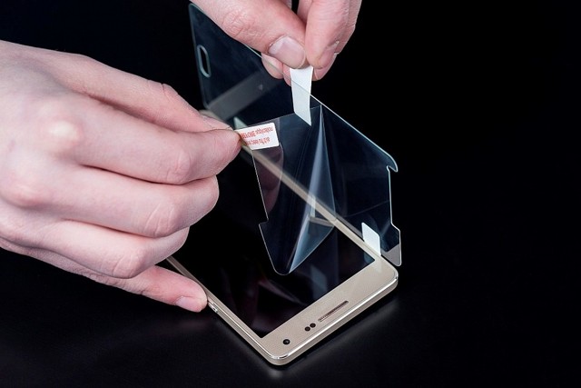 Как обрезать защитное стекло для смартфона