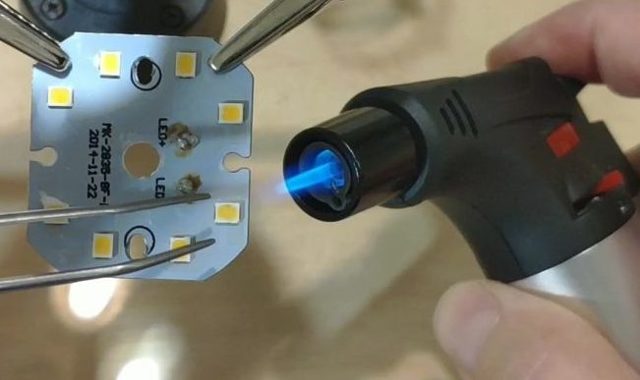 Как выпаять светодиод из светодиодной лампочки