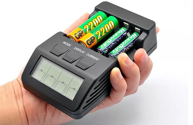 Какое зарядное устройство для аккумуляторных батареек выбрать