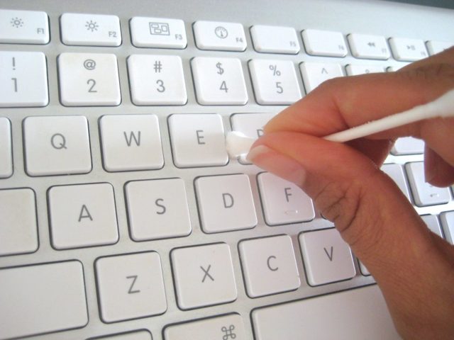 Как почистить кнопки на ноутбуке
