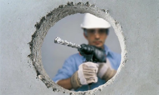Как просверлить отверстие в бетоне без перфоратора
